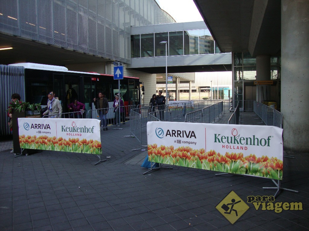 O ponto do ônibus em Schiphol (já vazio, porque era final do dia)