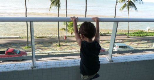 Criança na Varanda do Hotel Blue Sunset