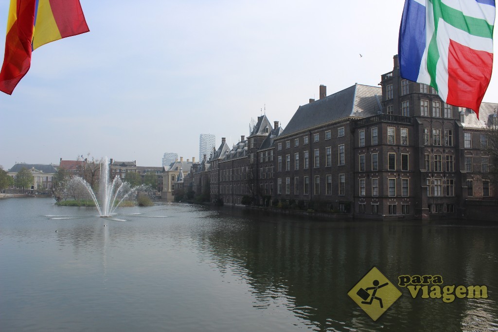 Lago Hofvijver banhando o Binnenhof e o Mauritshuis