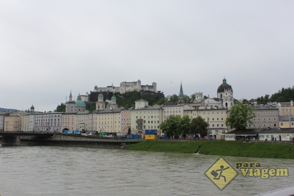 Castelo de Salzburgo e o Centro Histórico vistos da ponte