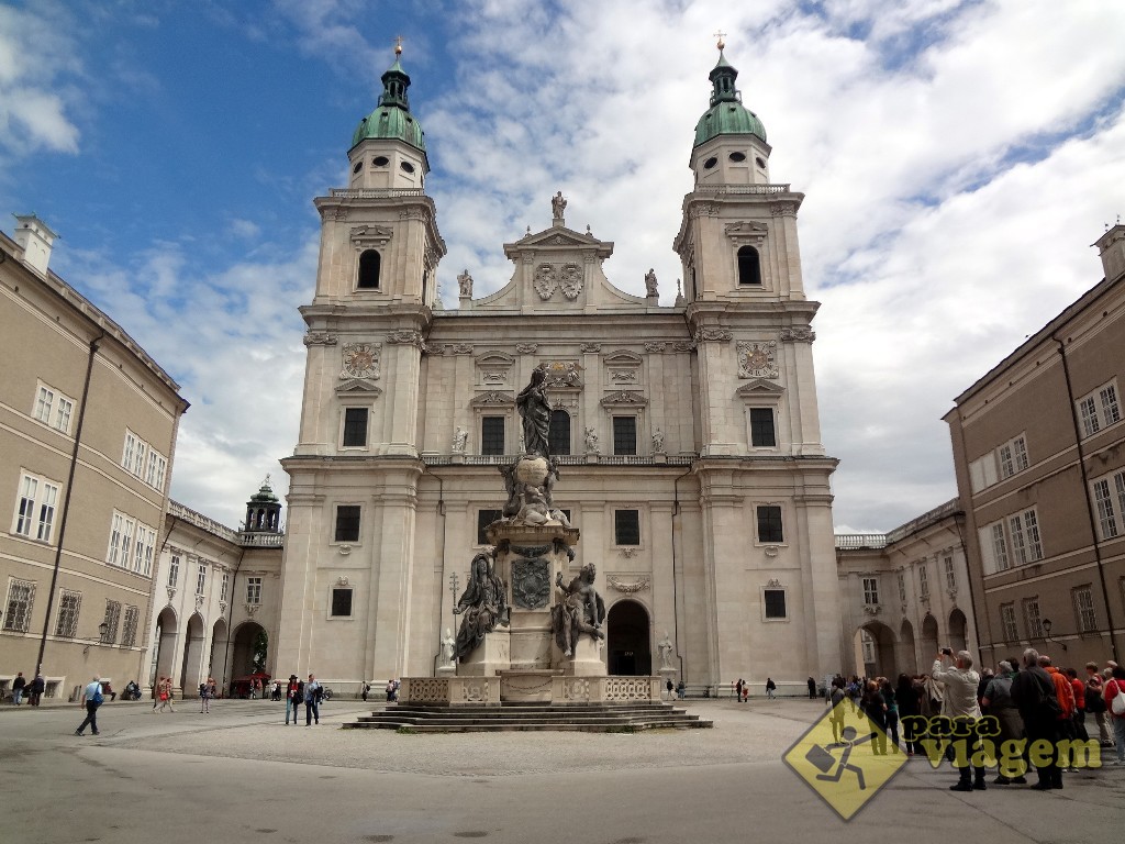 Catedral de Salzburgo e a Coluna Imaculada