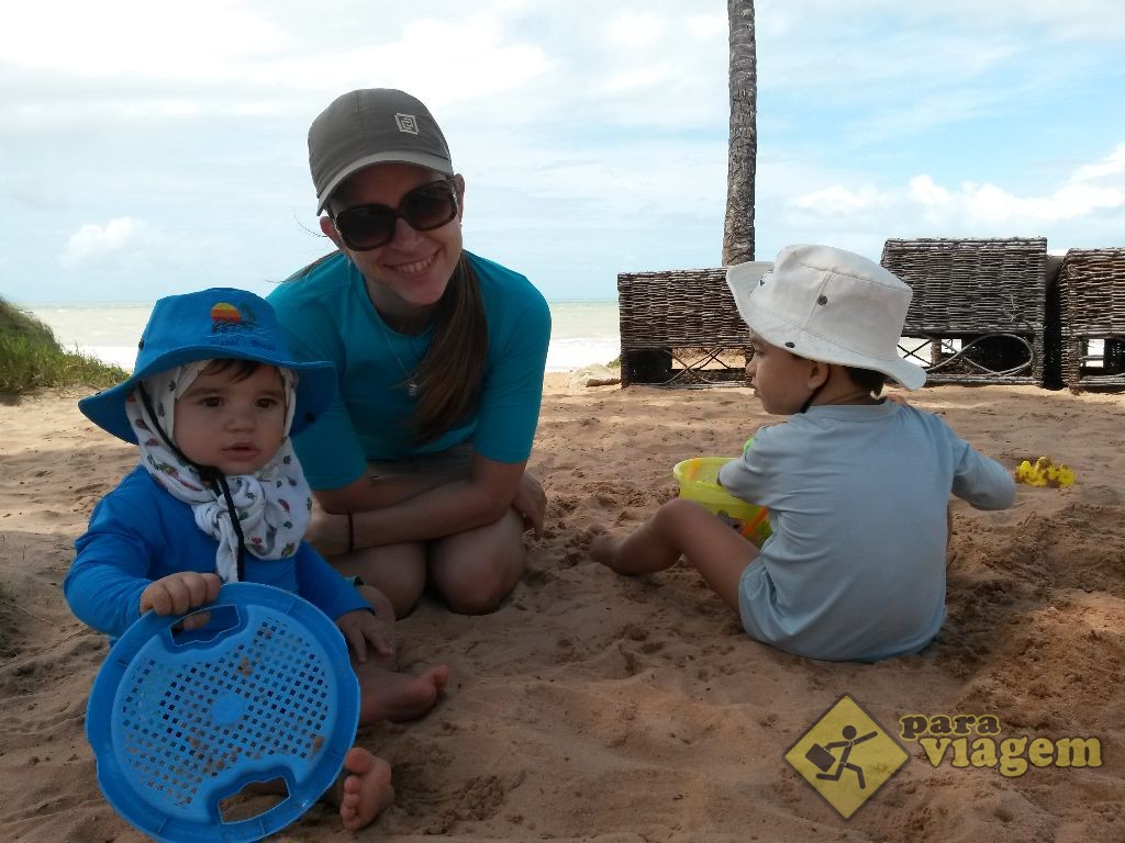 Família Brincando na Praia de Coqueirinho