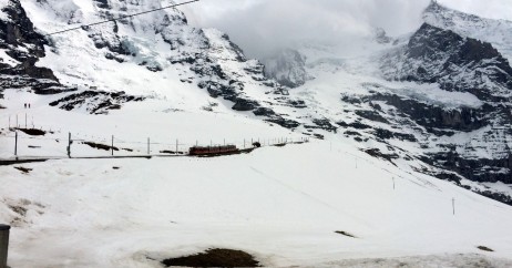 O Jungfraubahnen segue no meio da neve