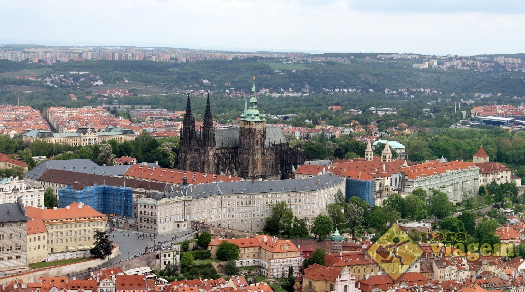 Castelo de Praga visto da torre do Monte Petřín. Edifícios clássicos envolvendo a catedral gótica (no centro)