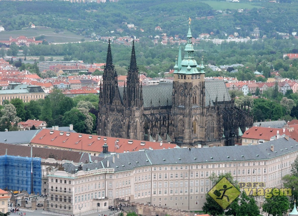 Catedral de São Vito em destaque, numa perspectiva da torre do Monte Petřín