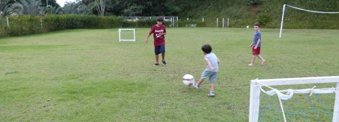 Crianças Jogando Futebol no Campinho