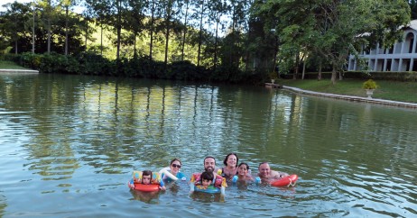 Família Tomando Banho no Lago