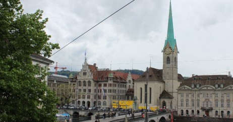 Fraumünster e sua torre em agulha o Stadthaus (à esq. da igreja)
