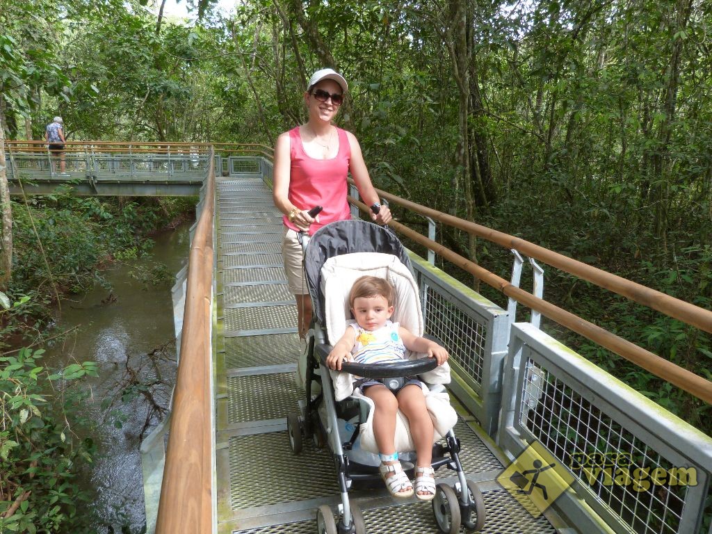 Mãe com Carrinho de Bebê nas Trilhas do Parque Nacional do Iguazú