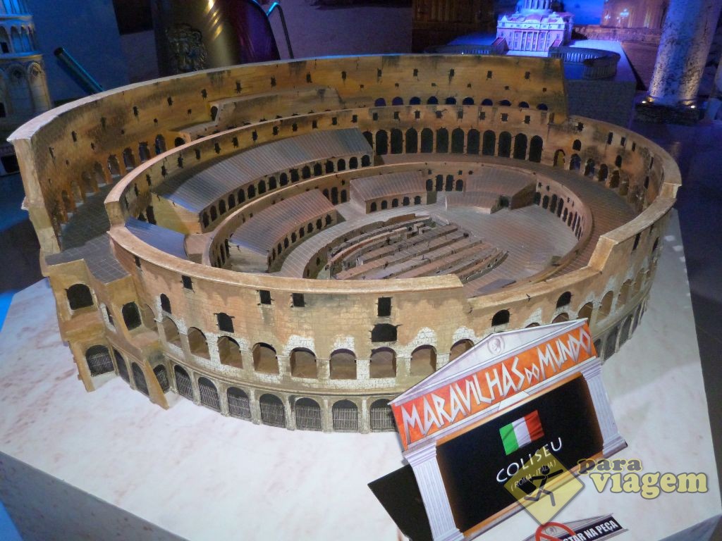 Miniatura do Coliseu de Roma no Maravilhas do Mundo