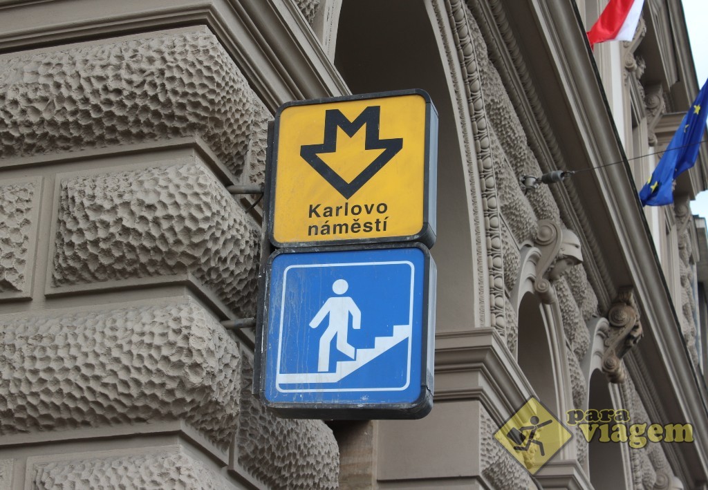 Símbolo do Metrô na saída da estação "Karlovo Námĕstí", que pertence a linha B (amarela)