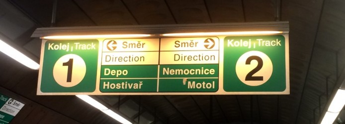Placa informativa dentro da estação do Metrô de Praga