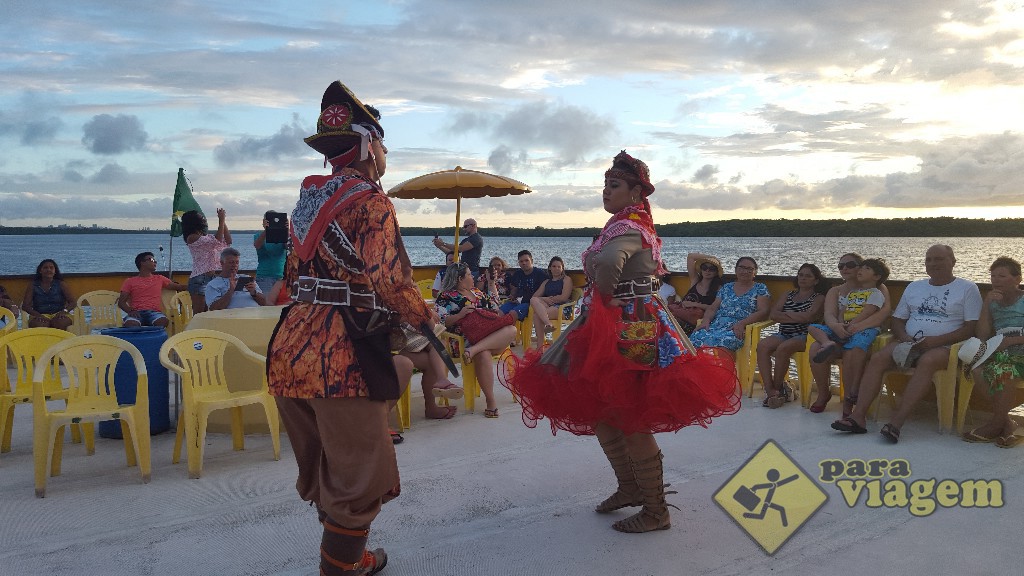 Casal dançando xaxado na Praia do Jacaré