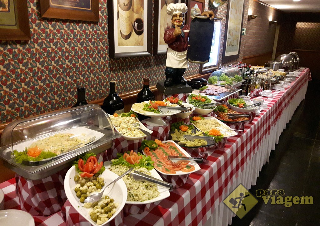 Mesa de Saladas e Pães no Jantar Noite Italiana