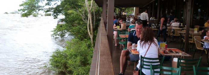 Deck Sobre o Rio Iguaçu no Restaurante Porto Canoas