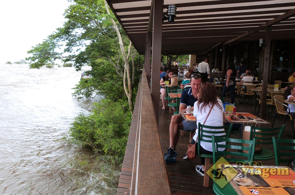 Deck Sobre o Rio Iguaçu no Restaurante Porto Canoas
