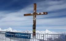 O crucifixo no Matterhorn Glacier Paradise
