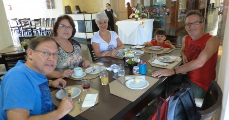 Família no Café da Manhã do Hotel Rafain Centro
