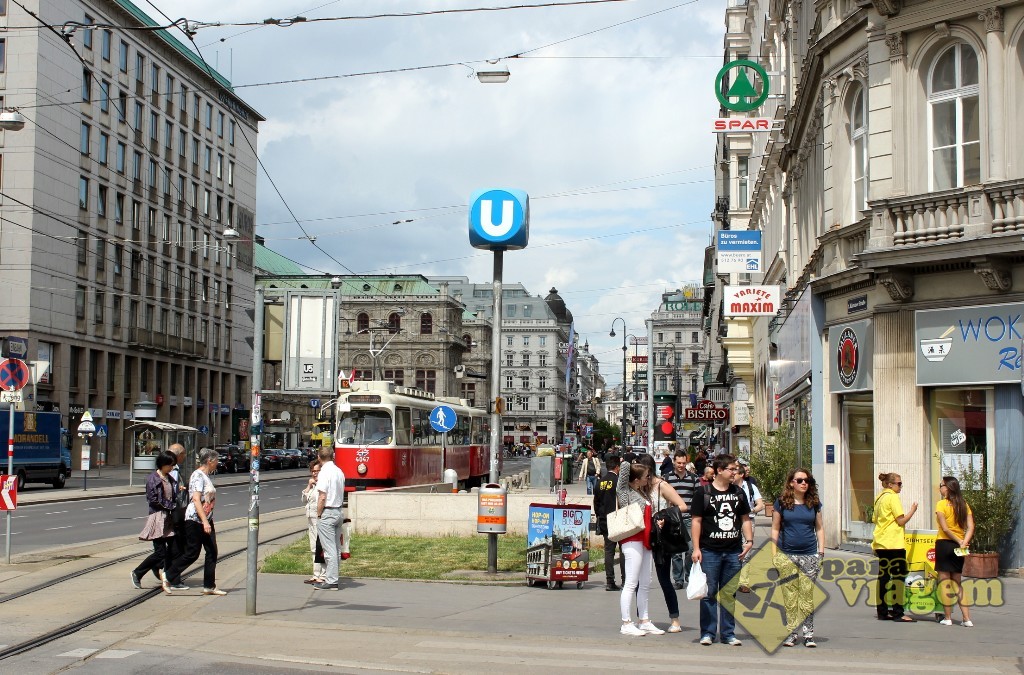 O Tram e a saída do Metrô (U-Bahn)