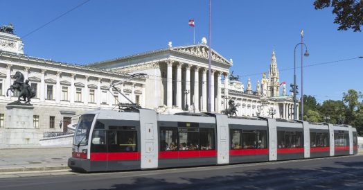 Tram passando em frente ao Parlamento Austríaco