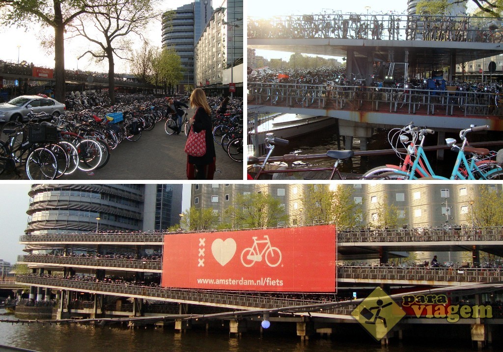 Há uma quantidade de absurda de bicicletas em Amsterdam. Nessa imagem, há um estacionamento delas, pertinho da Estação Amsterdam Centraal