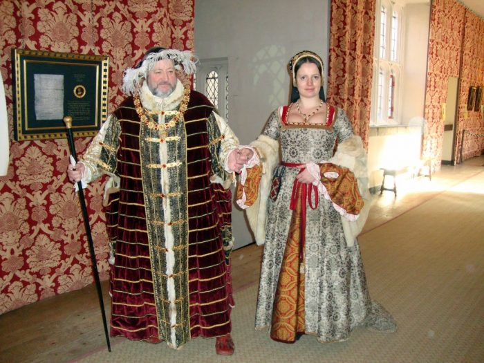 Henrique VIII e a esposa dando o ar da graça em Hampton Court