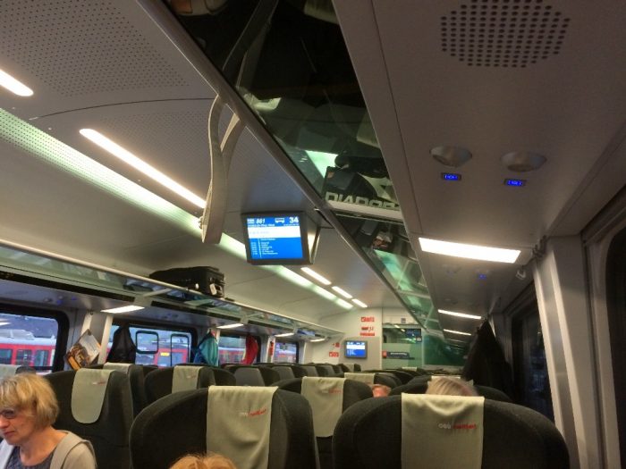 Interior do trem da ÖBB (2ª classe)