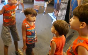 Crianças Brincando na Casa dos Espelhos