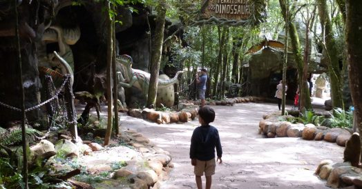 Criança na Área dos Dinossauros