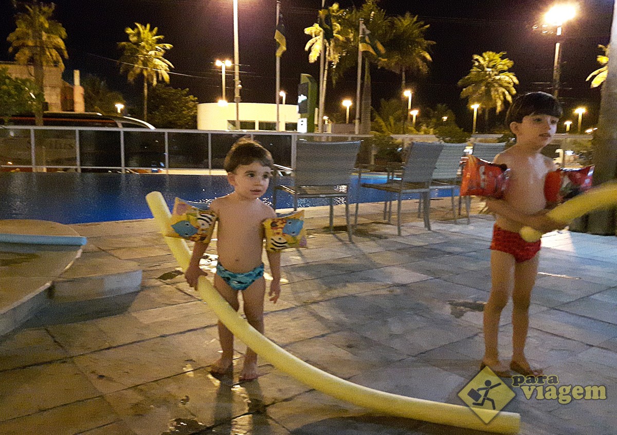 Crianças Brincando na Piscina