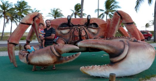 Pai e Filhos no Caranguejo Gigante