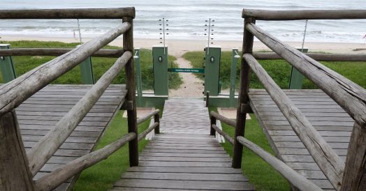 Escada e Portão de Acesso a Praia