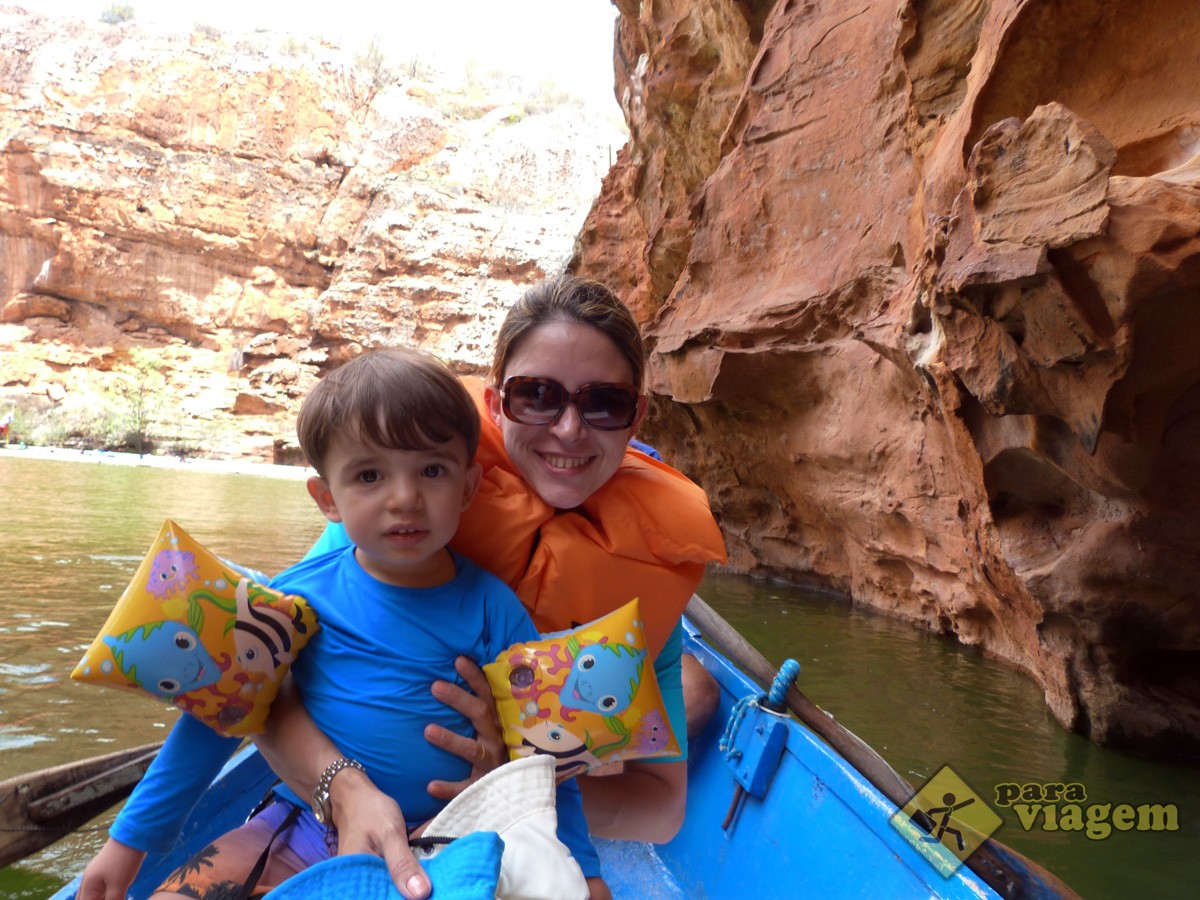 Mãe e Filho na canoa nos Cânios do Xingó