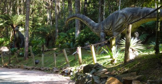 Trilha Repleta de Dinossauros com Movimentos