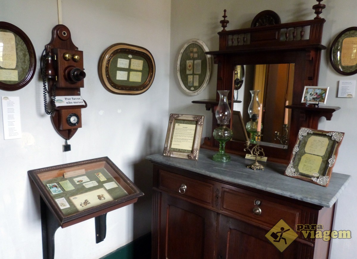 Mobília e Telefone Antigo no Sobrado Histórico