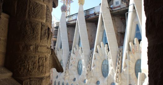 Detalhes do alto da fachada da Sagrada Família