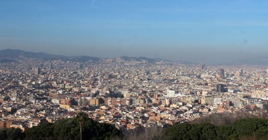 Vista aérea de Barcelona do teleférico de Montjuȉc