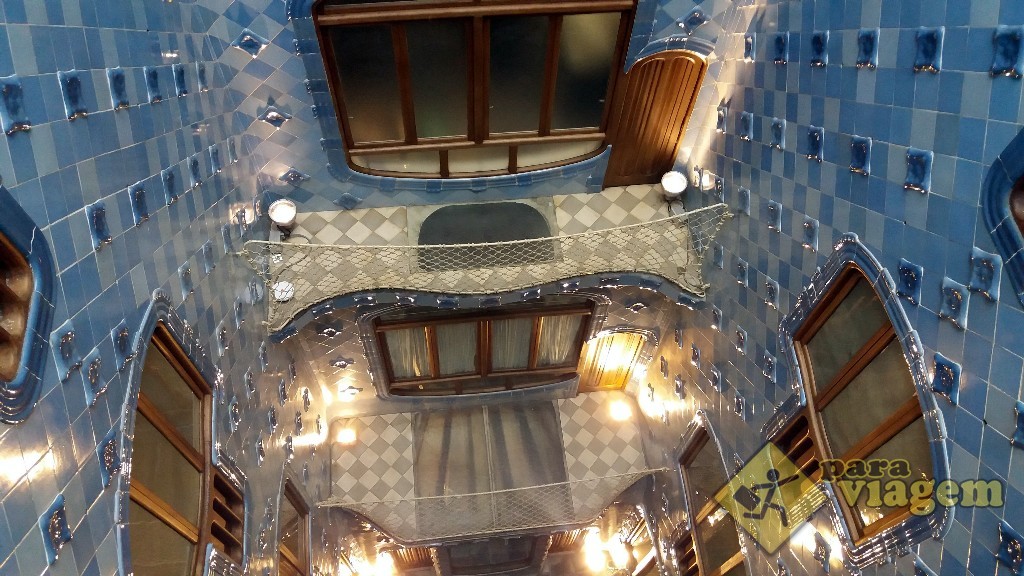O vão central do prédio da Casa Batlló