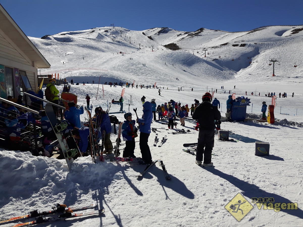 Crianças se Preparando para Aula de Esqui