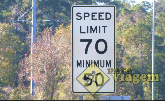 Placa indicando o limite máximo e mínimo de velocidade