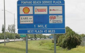 Placa indicando o Service Plaza na Turnpike