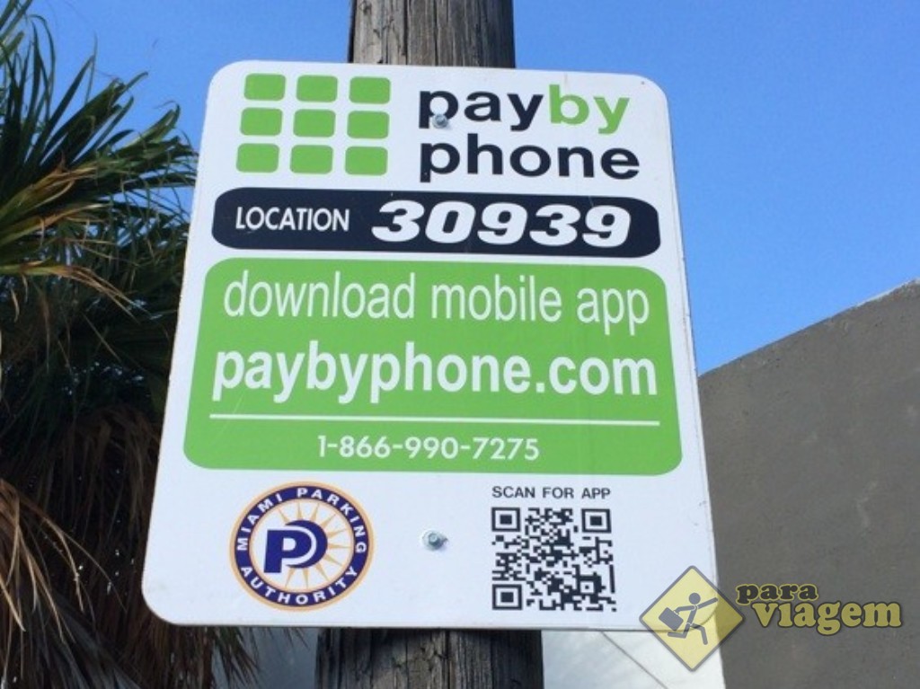 Placa indicando o estacionamento pelo sistema pay by phone