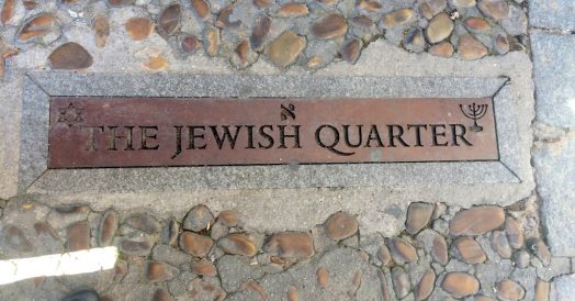 Símbolos típicos demarcam o antigo bairro judeu de Toledo