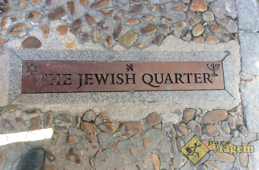 Símbolos típicos demarcam o antigo bairro judeu de Toledo