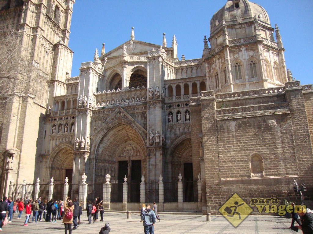 Detalhes da fachada frontal da Catedral de Toledo