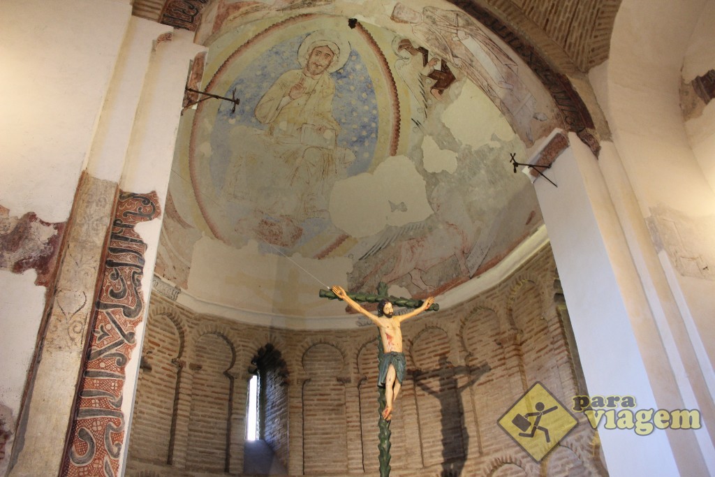 Pinturas originais do século 12 no altar