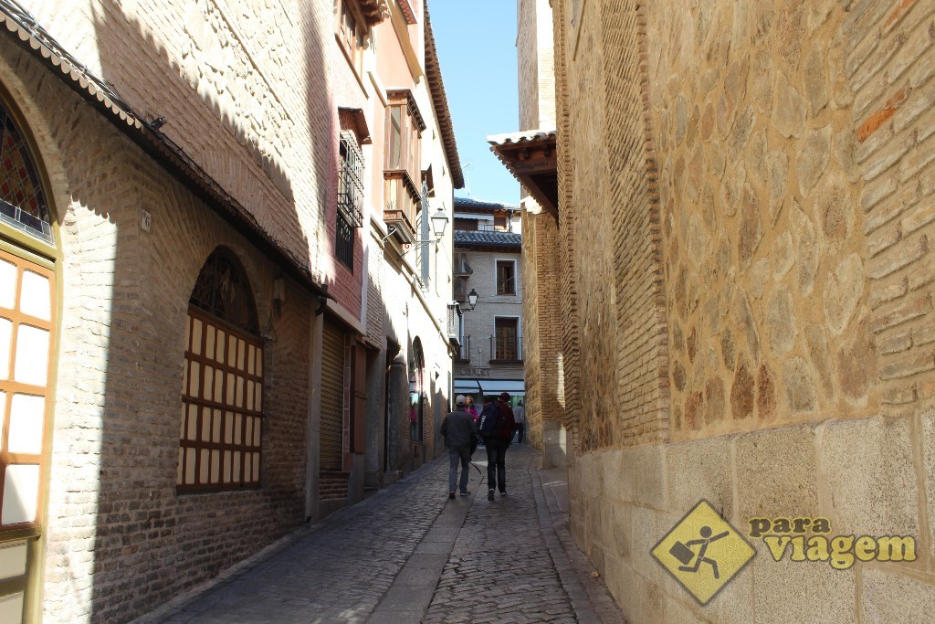 Ruas estreitas de Toledo, ao estilo medieval