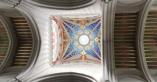 A cúpula e o teto coloridos da Catedral de Almudena