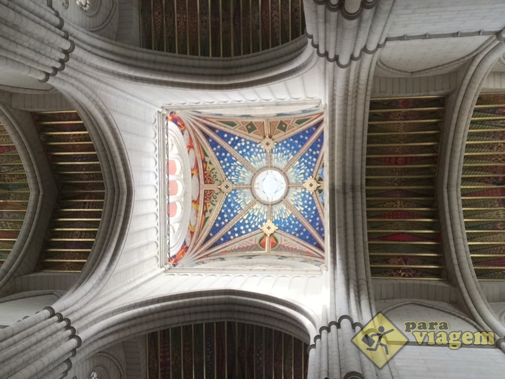 A cúpula e o teto coloridos da Catedral de Almudena