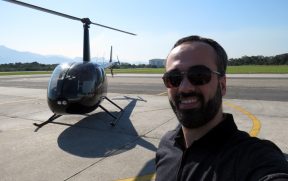 Selfie em Frente ao Helicóptero